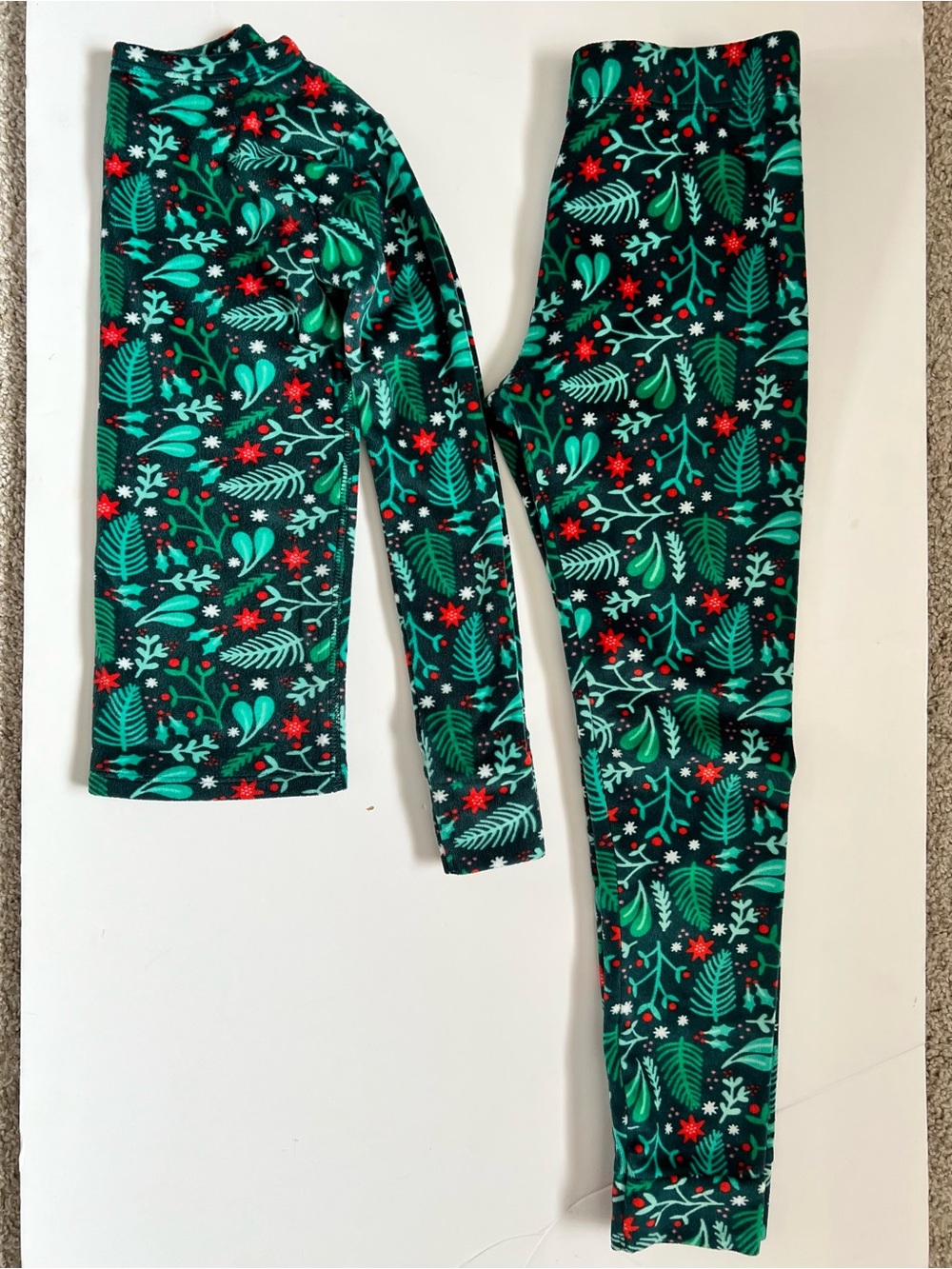 Cat & Jack Green and Red Holiday Leaf Print Pajama Set Size 6 - Picture 3 of 3
